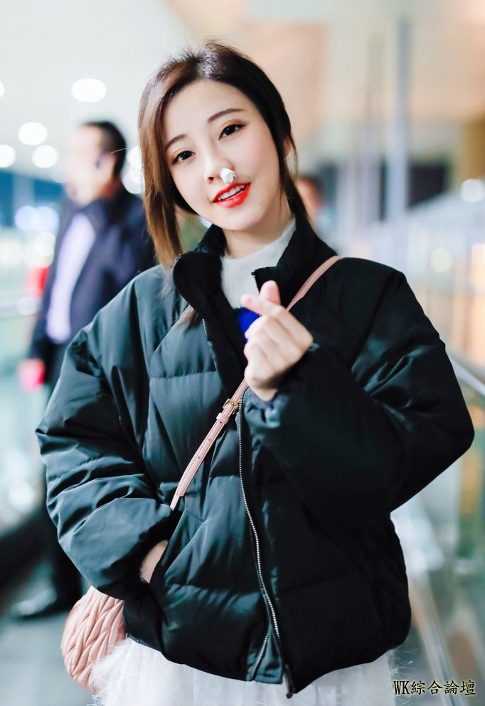 冯提莫真“朴素”，一双鞋子走了三次机场，这次流鼻血的造型真萌-3.jpeg
